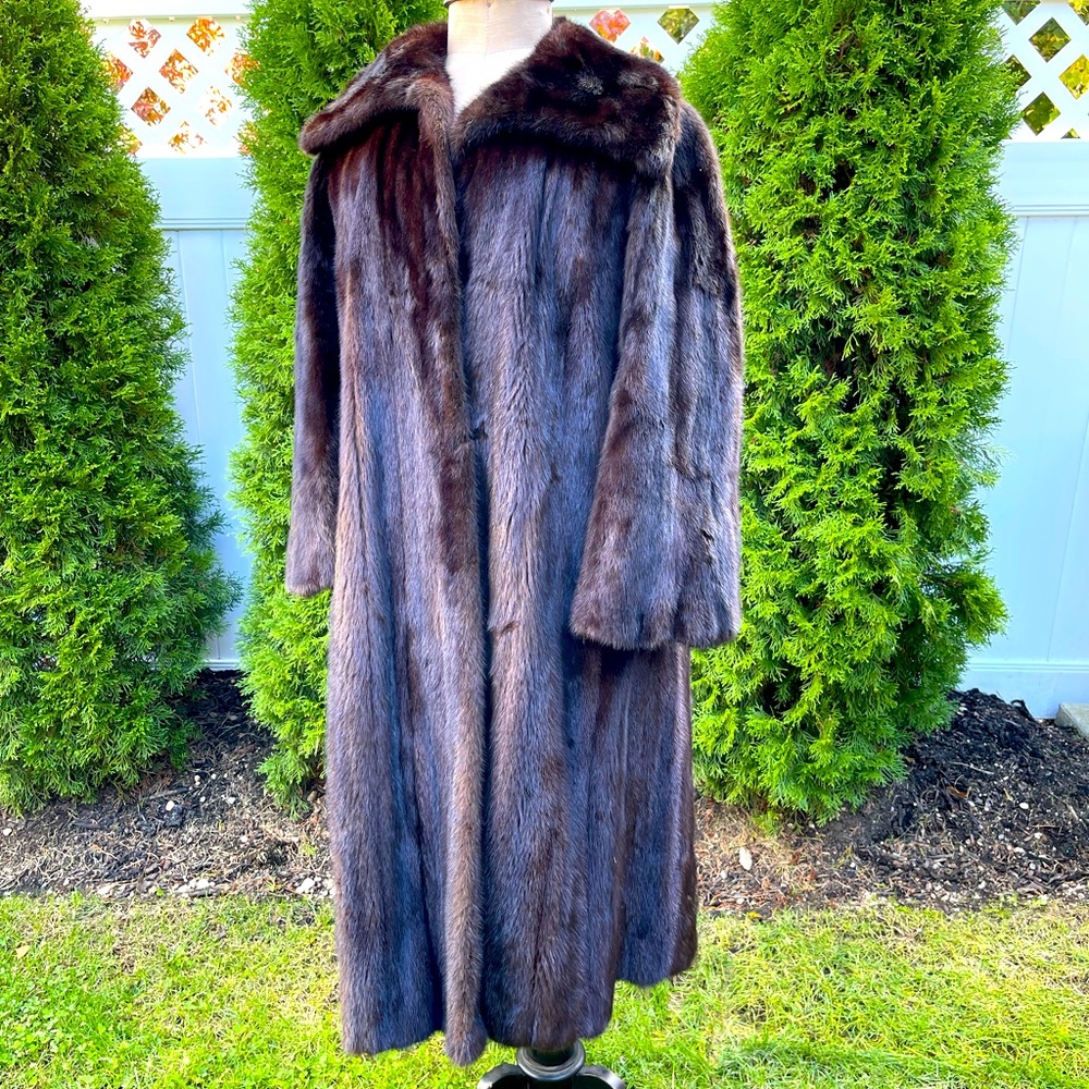Womens vintage mink coat. Approx size 12/14.